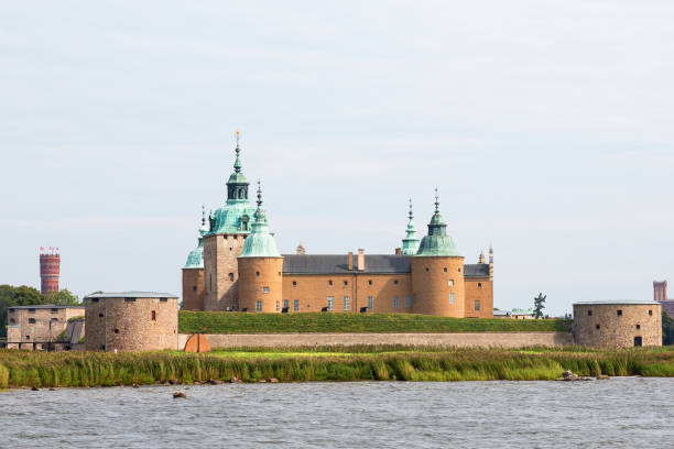 château de kalmar par la mer - kalmar photos et images de collection