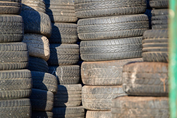 pilas de neumáticos de coche usados antiguos en el centro de reciclaje - tire old rubber heap fotografías e imágenes de stock