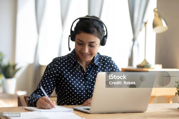 Indiase Meisje Student Slijtage Headset Studie Online Leraar Schrijven Notities Stockfoto en meer beelden van Virtual Reality