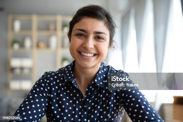 Happy Indian Woman Look At Webcam Doing Job Interview Videochat Stockfoto und mehr Bilder von Frauen