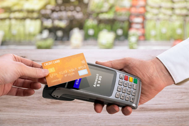 contactless payment with credit card at the grocer - pos supermarket imagens e fotografias de stock
