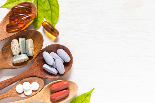 píldoras y cápsulas de vitaminas - vitamin pill fotos fotografías e imágenes de stock
