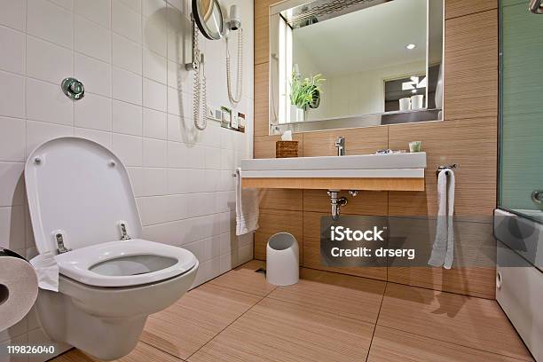 Moderna Casa De Banho Com Sanita Lavatório - Fotografias de stock e mais imagens de Casa de Banho Doméstica - Casa de Banho Doméstica, Secador de Cabelo, Arquitetura