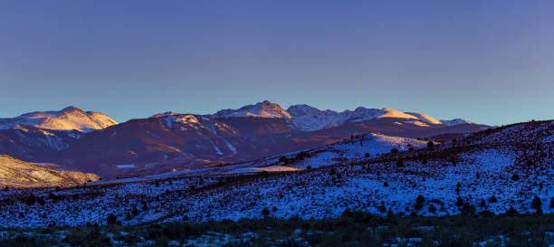 사워치 레인지 마운틴 알펜글로우 선셋 - copy space alpenglow winter mountain range 뉴스 사진 이미지