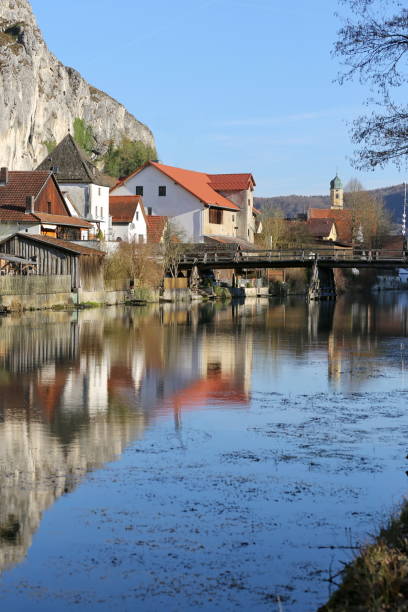 vista idilliaca nel villaggio di essing in baviera, germania - essing foto e immagini stock