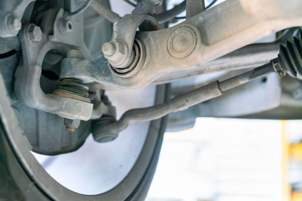 vista sul fondo dell'auto per il giunto a sfera e il sistema di sospensioni del portasterzo del braccio di comando e così via di berlina o berlina al sollevatore del garage per la manutenzione - spherical joint foto e immagini stock