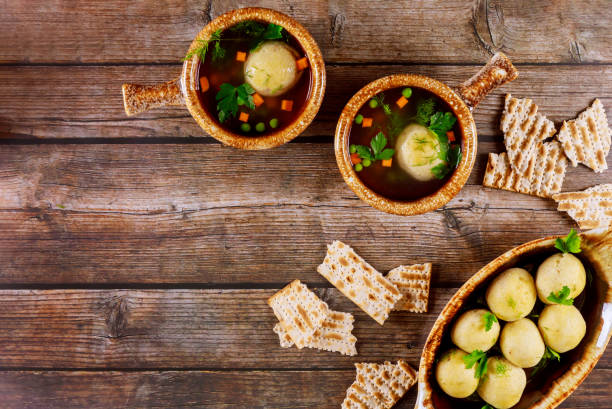 soupe de boule de matzo avec la carotte et le persil avec le pain de matzoh et les boules de matzo. - matzo judaism traditional culture food photos et images de collection