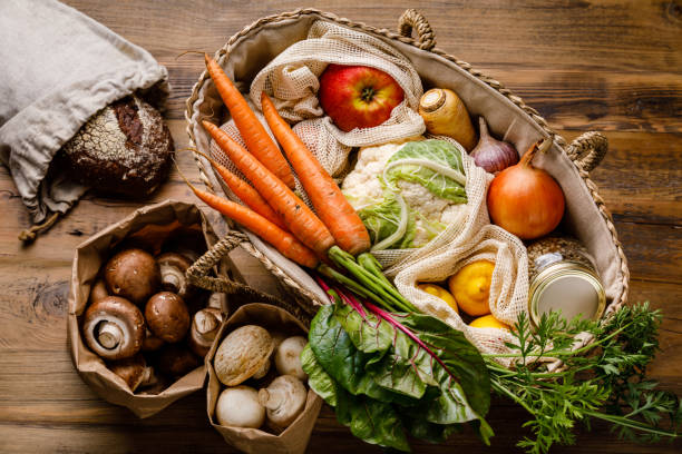 stile di vita a rifiuti zero plastic free shopping alimentare ecologico - cibo sano vegetale in borsa riutilizzabile - food staple foto e immagini stock