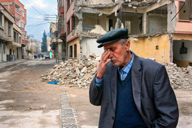 verdriet van een man wiens huis wordt vernietigd - earthquake turkey stockfoto's en -beelden