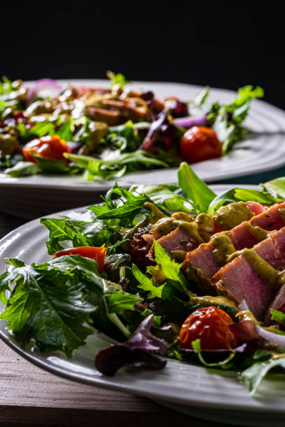 salada de atum grelhada cortada. - tuna steak tuna salad tomato - fotografias e filmes do acervo