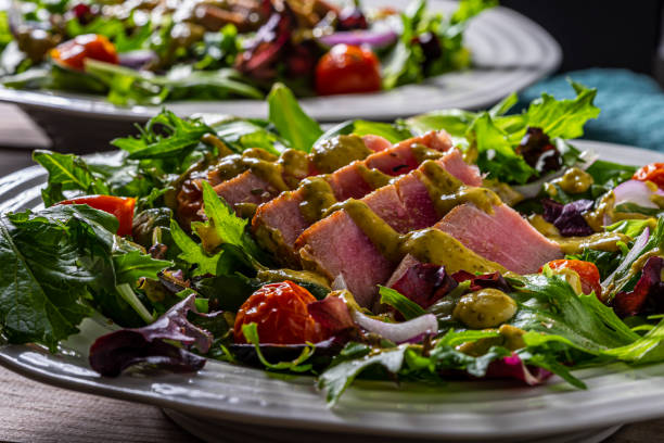salada de atum grelhada cortada. - tuna steak tuna salad tomato - fotografias e filmes do acervo
