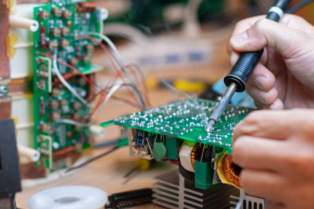 rielaborazione attraverso la saldatura - service electronics industry circuit board capacitor foto e immagini stock