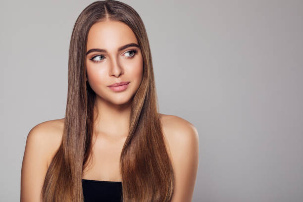 junge frau mit schönen braunen frisur - straight hair stock-fotos und bilder