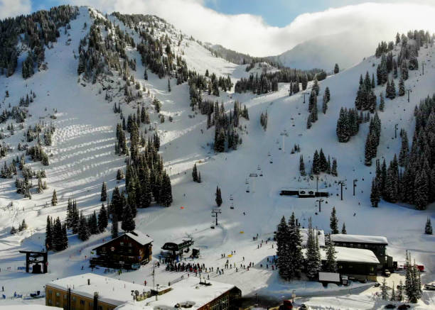 горнолыжный район альта в разгар зимнего сезона недалеко от солт-лейк-сити, штат калифорния, в горном хребте васатч - ski resort winter snow blizzard стоковые фото и изображения
