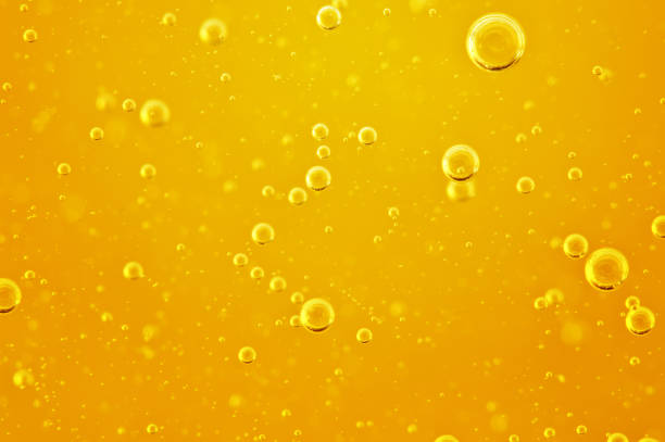 öl-hintergrund. goldene flüssigkeit mit luftblasen auf weißem hintergrund für projekte, öl, honig, bier, saft, shampoos. - liquefied natural gas stock-fotos und bilder