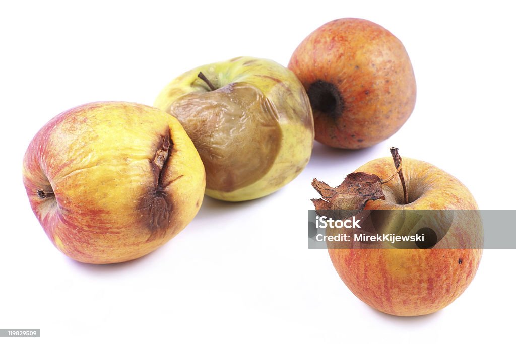 Pommes variés,, rotten sur fond blanc - Photo de Marron - Couleur libre de droits