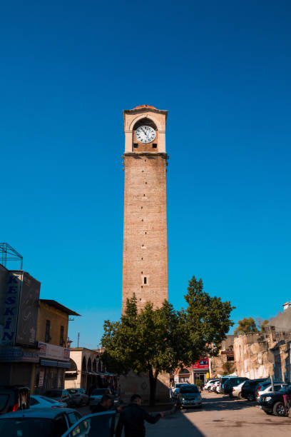 adana city con vecchia torre dell'orologio conosciuta anche "buyuksaat" di fronte al cielo blu pulito - surrounding wall sky river dome foto e immagini stock