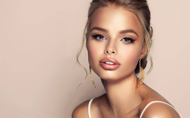 retrato de cerca de la mujer de pelo joven y hermosa, vestida con un delicado maquillaje de la noche. elegancia y peluquería. - gloss de labios fotografías e imágenes de stock