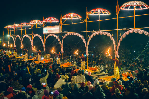 pandits hindous de varanasi effectuer le rituel ganga aarti pour adorer la rivière sainte ganga. - india ganges river indian culture varanasi photos et images de collection