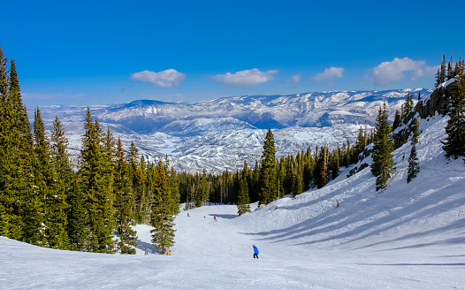 Gente esquiando en la estación de esquí de Colorado en el día claro de invierno photo