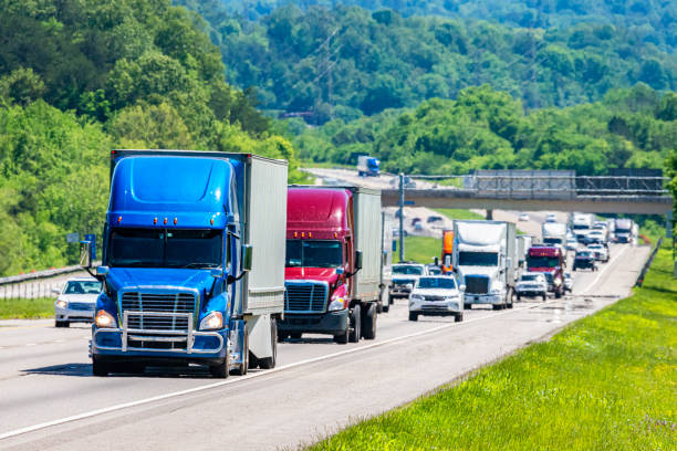 Heavy Traffic On The Interstate Highway Horizontal shot of heavy traffic on the interstate highway. american interstate stock pictures, royalty-free photos & images