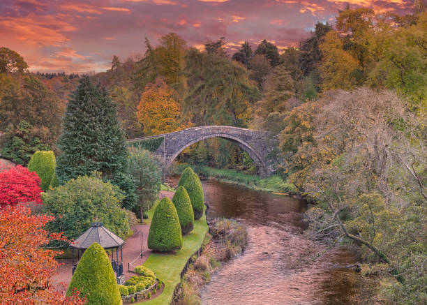 jardines de brigo-doon y ayrshire que conmemoran a burns en otoño y al viejo brigg al atardecer alloway by ayr scotland. - robert burns fotografías e imágenes de stock