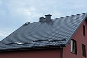teil-eines-privathauses-mit-einer-roten-wand-unter-einem-braunen-ziegeldach-mit.jpg?b=1&s=170x170&k=20&c=2BQKwOFtD9VYO7MfICuypBk18njvcdQ1Hx7DVrKw8hA=