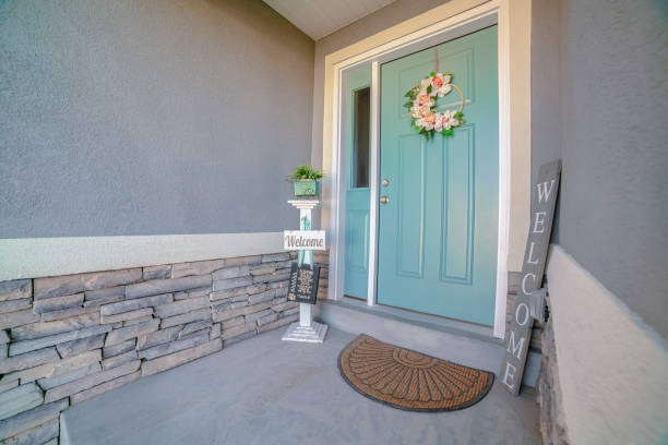 istock Welcome signs alongside a green front door 1198311857