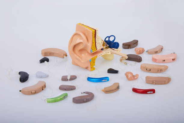 слуховой аппарат. - hearing aid isolated technology healthcare and medicine стоковые фото и изображения