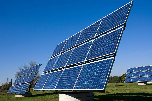 plusieurs panneaux d'énergie solaire - klimaschutz photos et images de collection