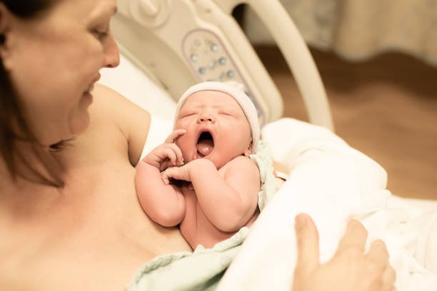мать и ее новый ребенок - new childbirth new life love стоковые фото и изображения