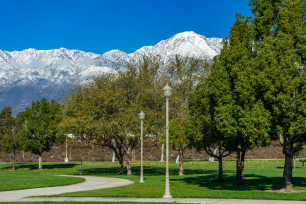 park miejski w rancho cucamonga z widokiem na ośnieżone góry. - snow capped mountain peaks zdjęcia i obrazy z banku zdjęć