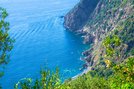 Vista aérea de la playa de Guvano, rocas, acantilados y agua del golfo de Génova, mar de Liguria, costa de Riviera di Levante, parque nacional Cinque Terre, La Spezia, Liguria, Italia photo