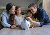 liebende-lateinamerikanische-eltern-lehren-ihre-kinder-geld-in-einem-sparschwein-zu-sparen.jpg?b=1&s=170x170&k=20&c=O0kpJ5zTm4wgyitex-ciwTpLZjvgUhCeDuUcBLugGzw=