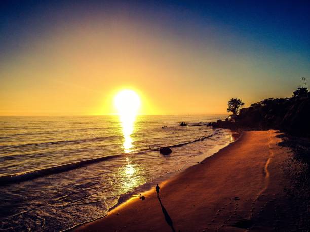 malibu beach bei sonnenuntergang - horizon over water malibu california usa stock-fotos und bilder