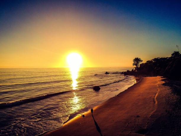 malibu beach at sunset - horizon over water malibu california usa imagens e fotografias de stock