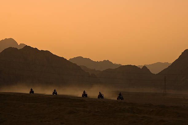 escursioni in quad safari nel deserto - off road vehicle quadbike desert dirt road foto e immagini stock
