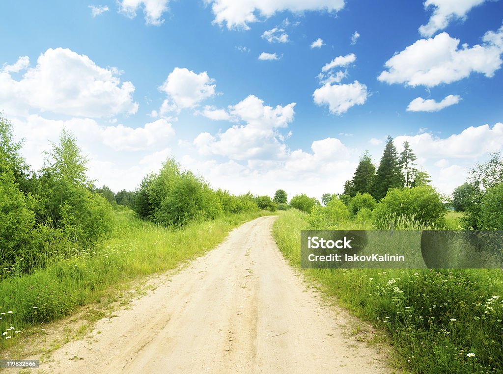 Sol route et Belle journée ensoleillée d'été - Photo de Bleu libre de droits