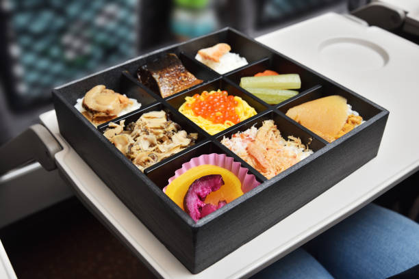 caja de arroz de la estación de tren japonesa - bento fotografías e imágenes de stock