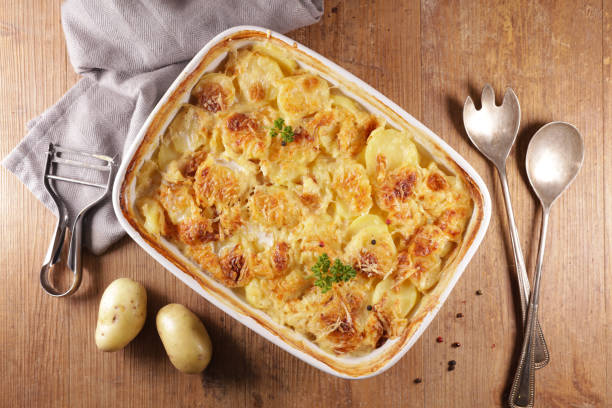 gratin dauphinois, pieczone ziemniaki z kremem i serem - dauphinois zdjęcia i obrazy z banku zdjęć