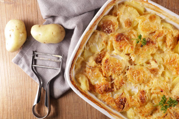 gratin dauphinois, gebackene kartoffel mit sahne und käse - dauphinois stock-fotos und bilder