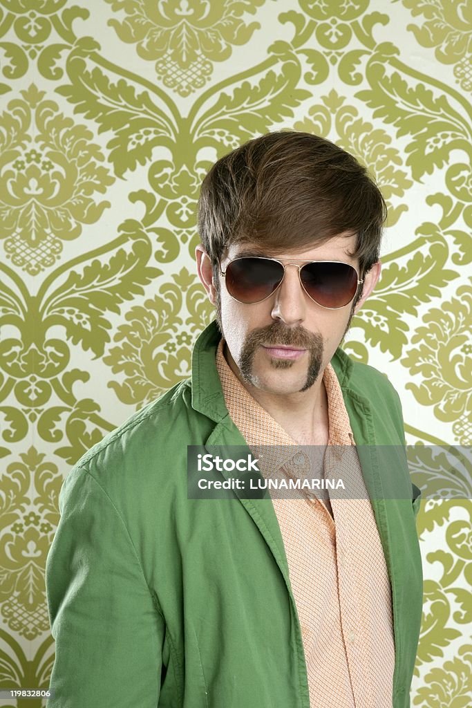 Tecnología. vendedor retro hombre divertido Bigote - Foto de stock de Hombres libre de derechos