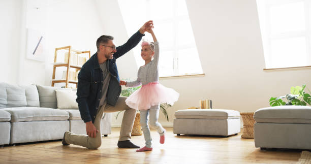 you're so good at dancing! - pai e filha a dançar imagens e fotografias de stock