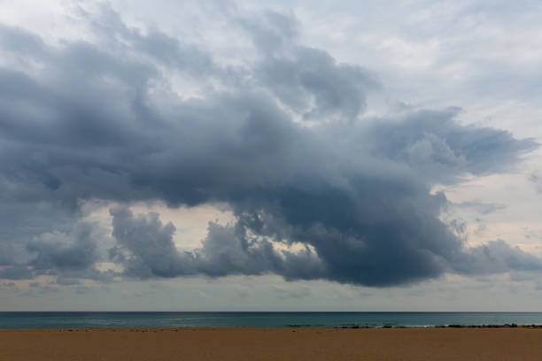 ciel nuageux au-dessus de la côte de mer - cumuliform photos et images de collection