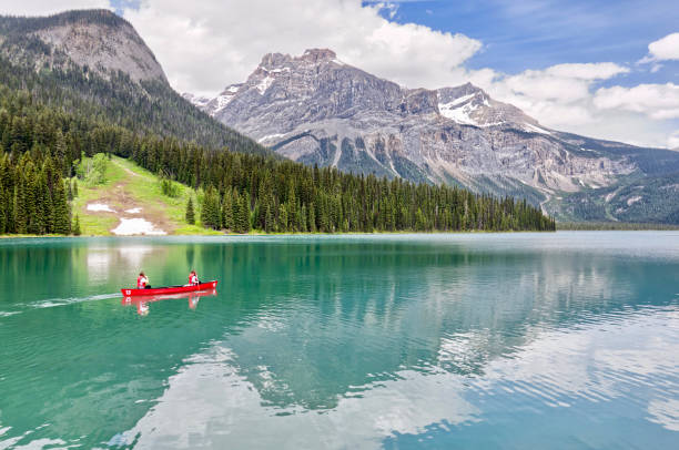 emerald lake, colombie-britannique, canada - 8 juin 2018. le lac emerald est l'un des endroits les plus célèbres des rocheuses canadiennes. - british columbia canada lake emerald lake photos et images de collection