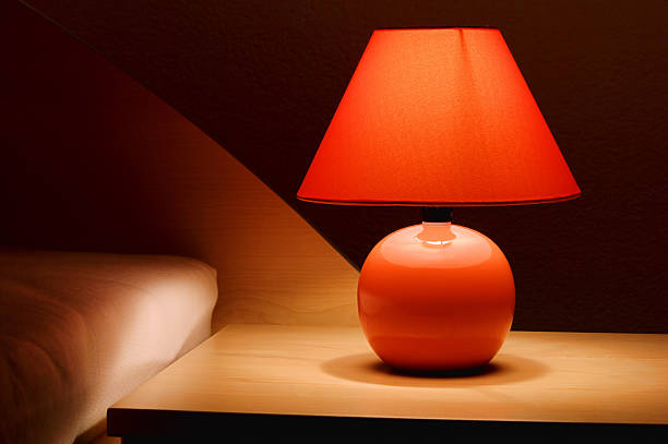 nachttischlampe - red bed stock-fotos und bilder