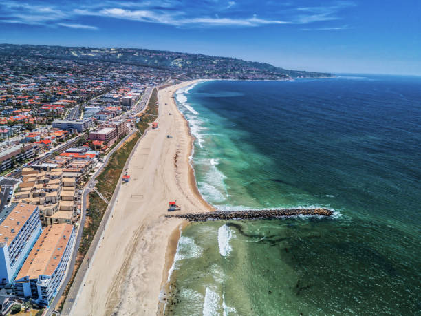 redondo beach, california. aerial view of jetty and coastline with palos verdes in the distance. - redondo beach imagens e fotografias de stock