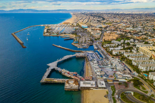 muelle de redondo beach, california. vista aérea del muelle y el puerto deportivo de redondo beach. - redondo beach fotografías e imágenes de stock