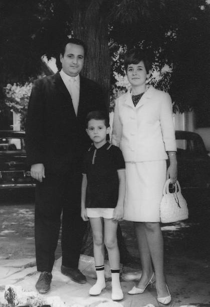 imagen tomada en los años 60: niño posando con sus padres - familia fotos fotografías e imágenes de stock