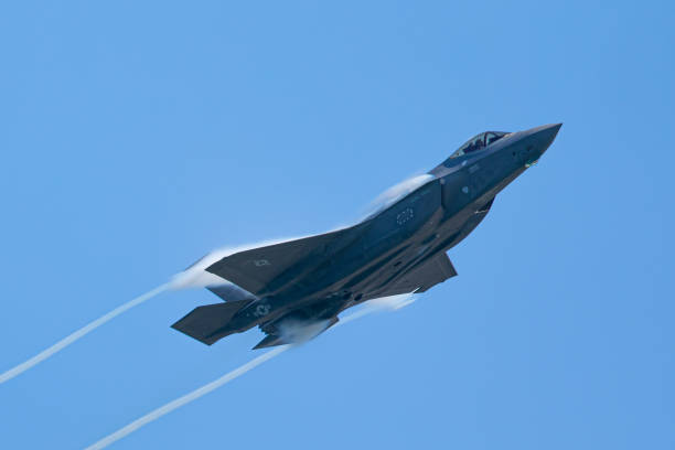 vue extrêmement proche d'un avion de combat avec condensation autour de l'avion et à l'extrémité des ailes - avion supersonique photos et images de collection